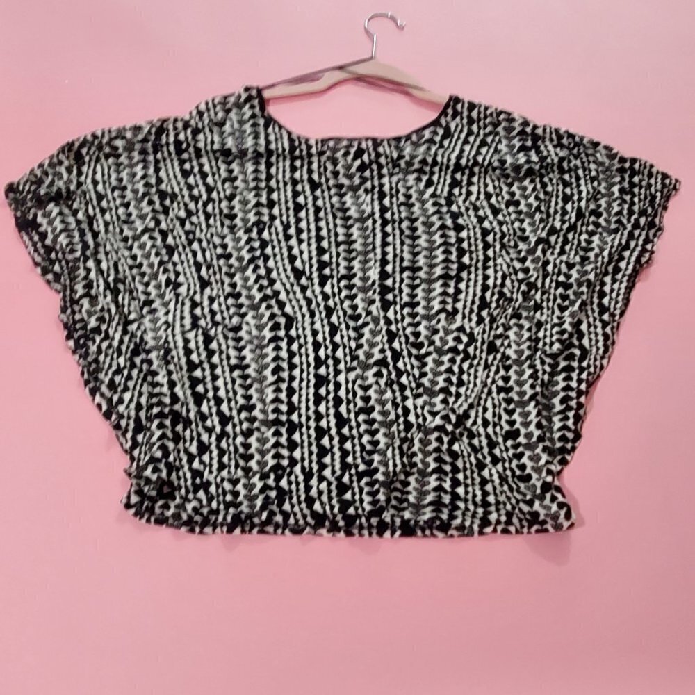 🖤 H&M Black White Heart Short Sleeve Shirt 🖤 - Picture 4 of 5